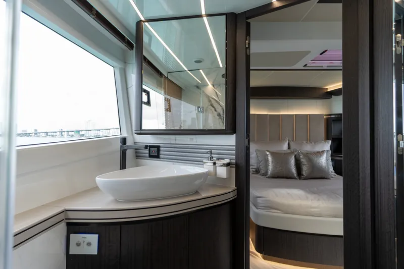 Slide: The Image of Galeon 560 FLY 2025 - 39