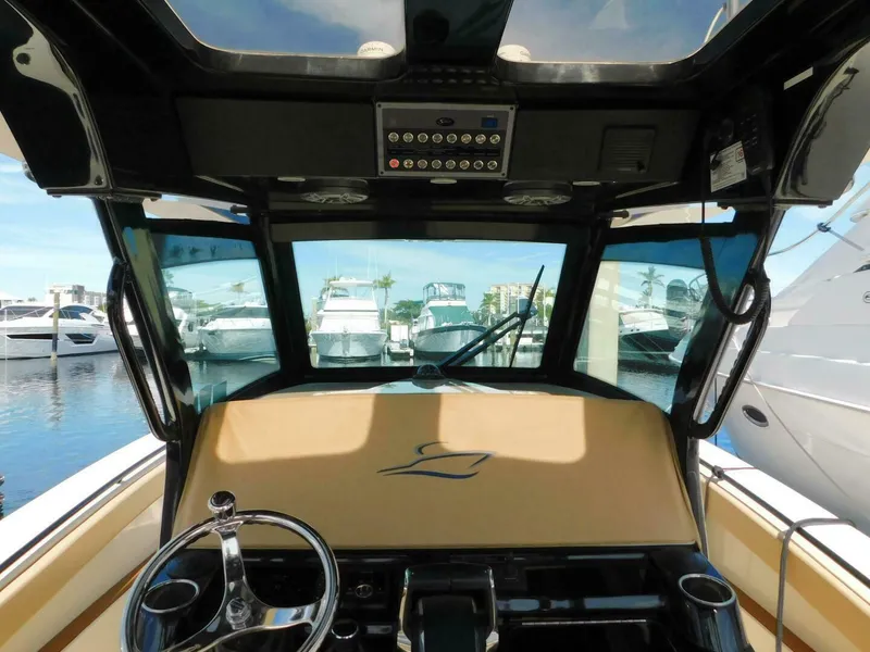 Slide: The Image of Scout 330 LXF 2024 - 8