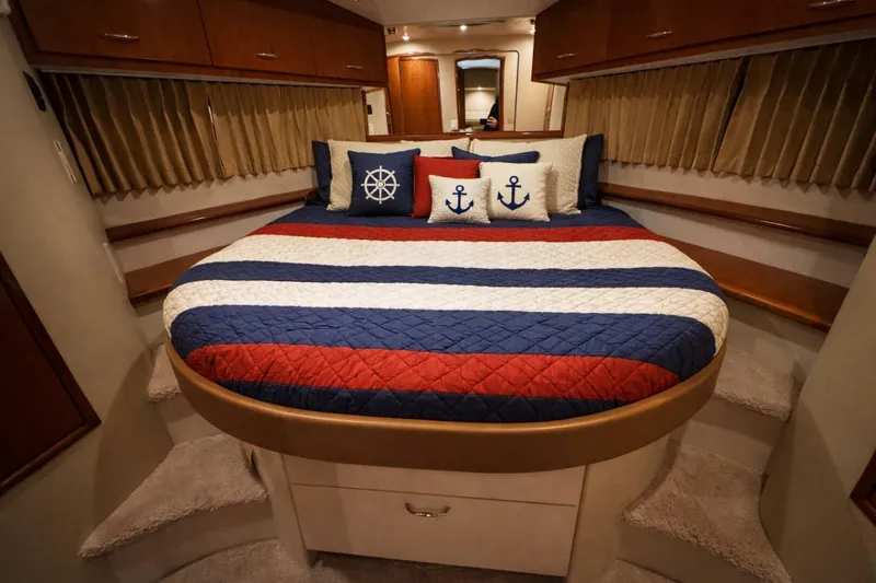 Slide: The Image of Carver Yachts 36 Sedan 2005 - 23