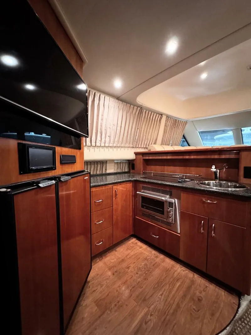 Slide: The Image of Carver Yachts 36 Sedan 2005 - 4
