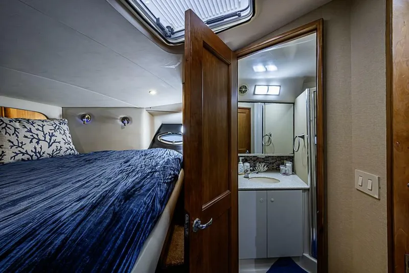 Slide: The Image of Silverton 442 Cockpit Motoryacht 2000 - 27