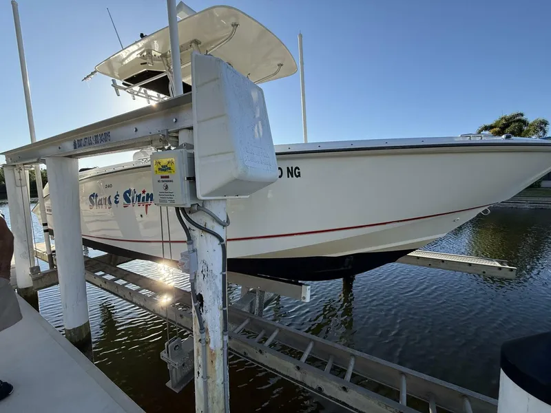 Slide: The Image of Boston Whaler 240 Outrage 2006 - 2