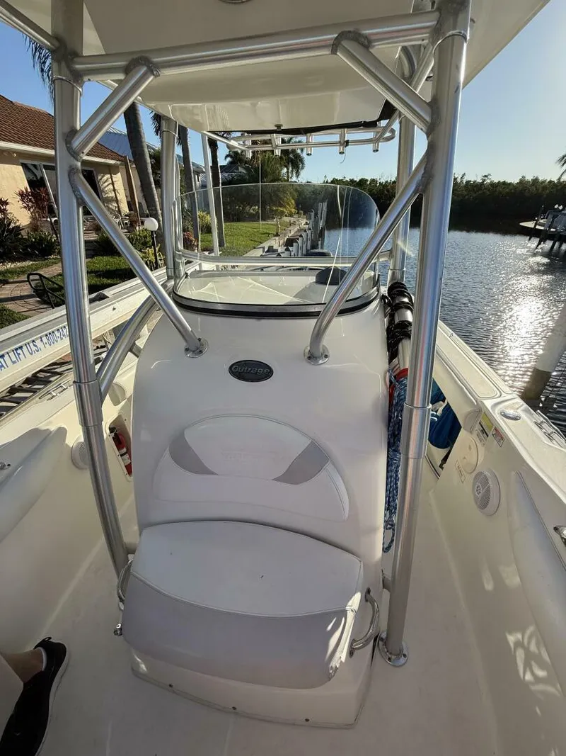 Slide: The Image of Boston Whaler 240 Outrage 2006 - 5