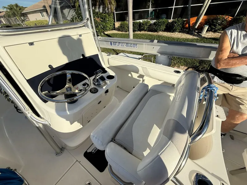 Slide: The Image of Boston Whaler 240 Outrage 2006 - 6