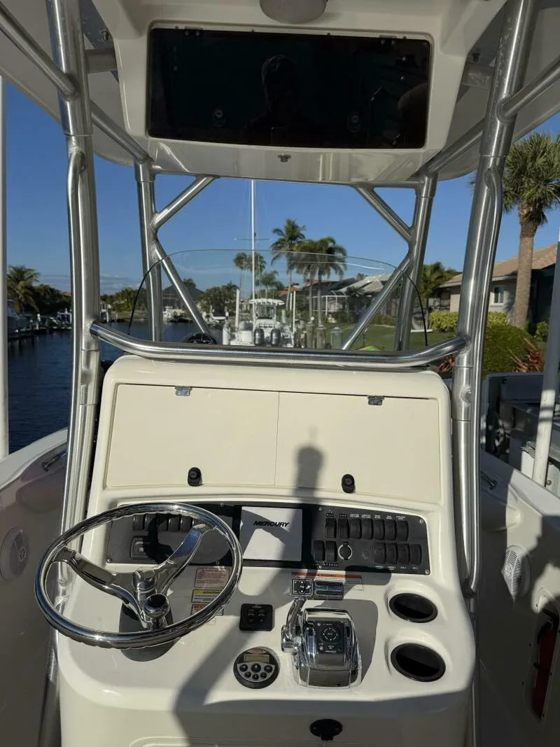 Slide: The Image of Boston Whaler 240 Outrage 2006 - 7