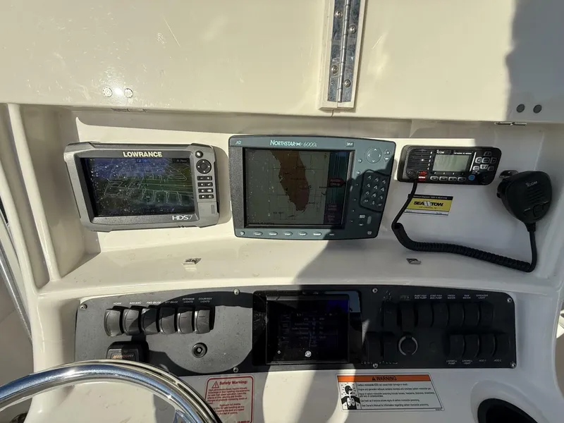 Slide: The Image of Boston Whaler 240 Outrage 2006 - 8