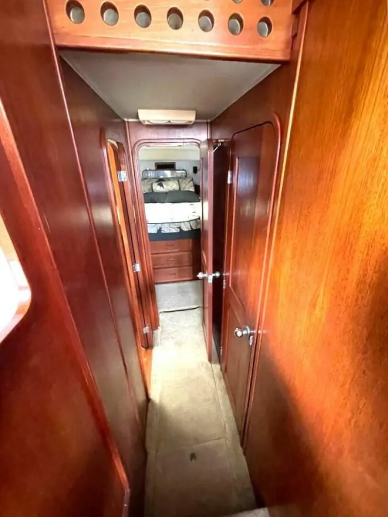Slide: The Image of Chris-Craft 422 COMMANDER 1986 - 13