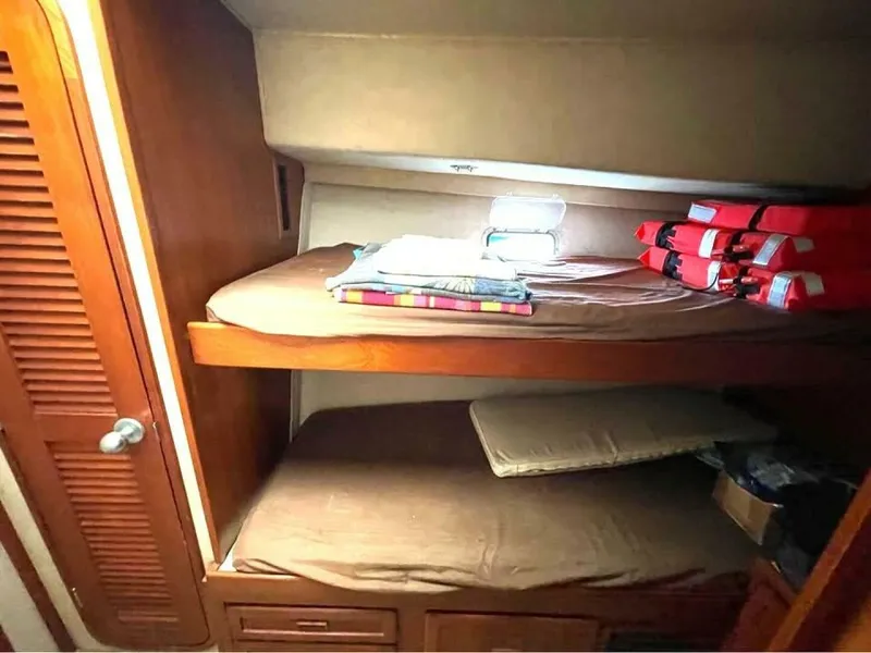 Slide: The Image of Chris-Craft 422 COMMANDER 1986 - 14