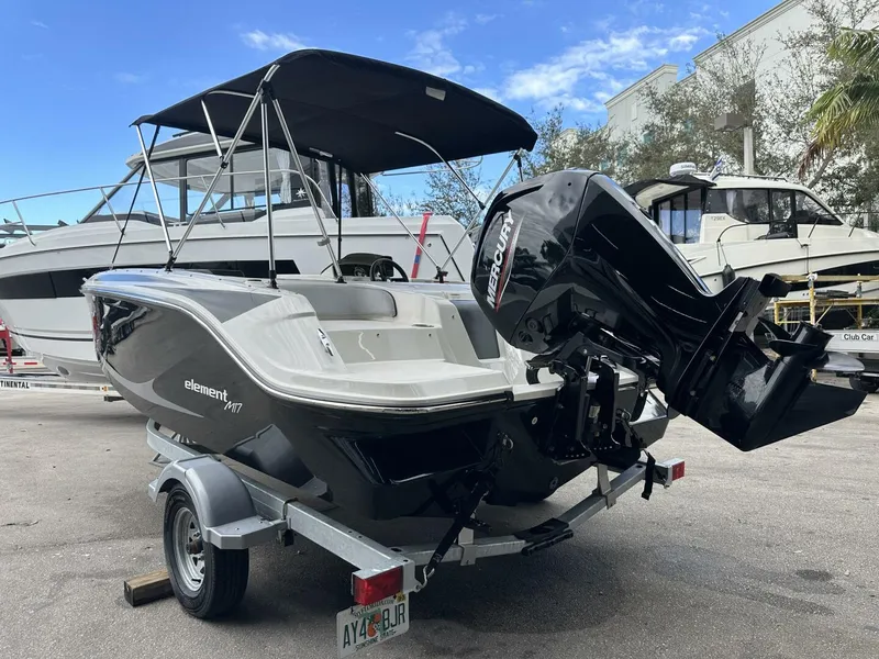 The Image of Bayliner M17 2023 - undefined