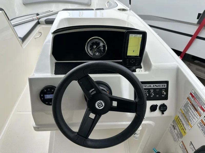 Slide: The Image of Bayliner M17 2023 - 13