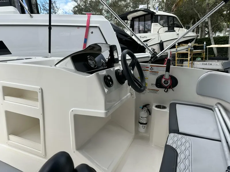 Slide: The Image of Bayliner M17 2023 - 17