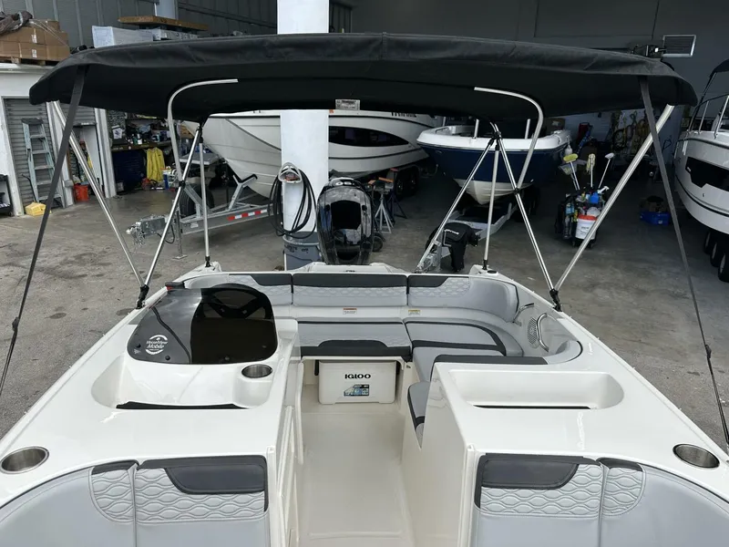 Slide: The Image of Bayliner M17 2023 - 18