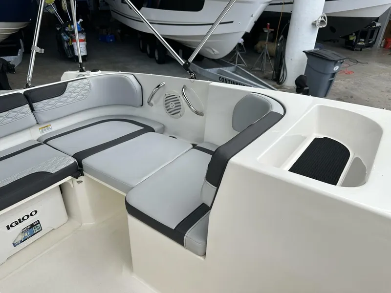 Slide: The Image of Bayliner M17 2023 - 19