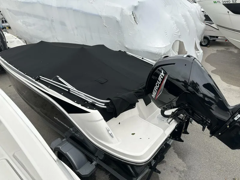 Slide: The Image of Bayliner M17 2023 - 21