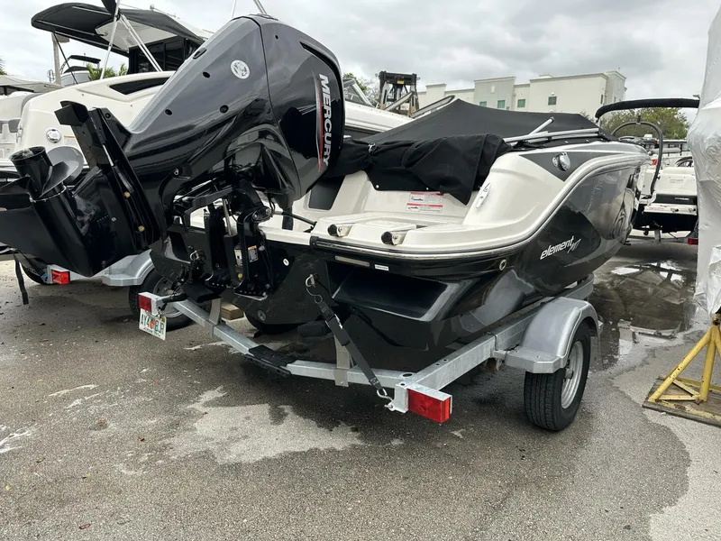 Slide: The Image of Bayliner M17 2023 - 22