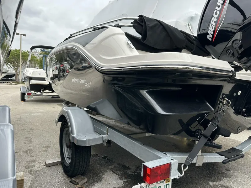 Slide: The Image of Bayliner M17 2023 - 23