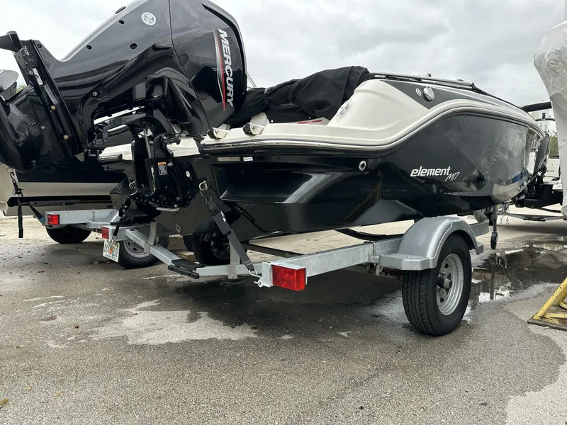 Slide: The Image of Bayliner M17 2023 - 24