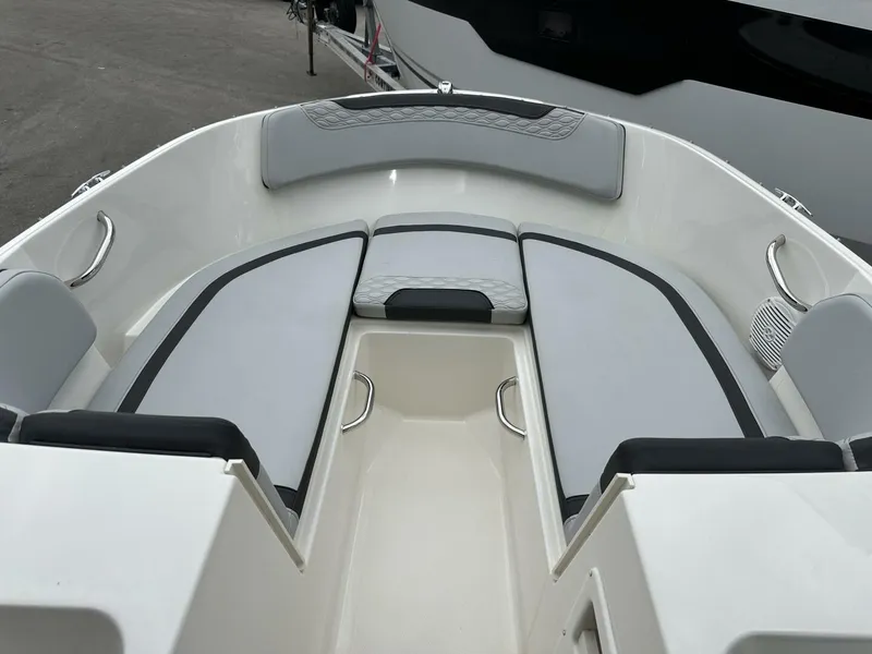 Slide: The Image of Bayliner M17 2023 - 6