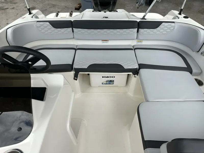Slide: The Image of Bayliner M17 2023 - 7