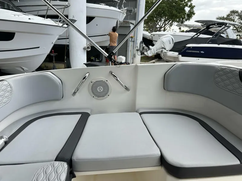 Slide: The Image of Bayliner M17 2023 - 8