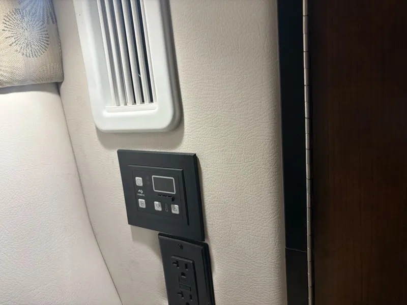 Slide: The Image of Crownline Boats 264 CR 2019 - 23