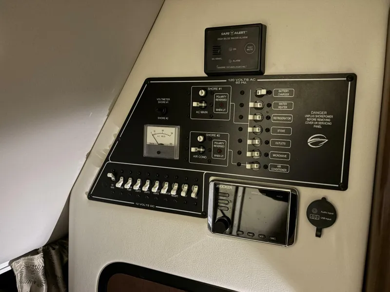 Slide: The Image of Crownline Boats 264 CR 2019 - 32
