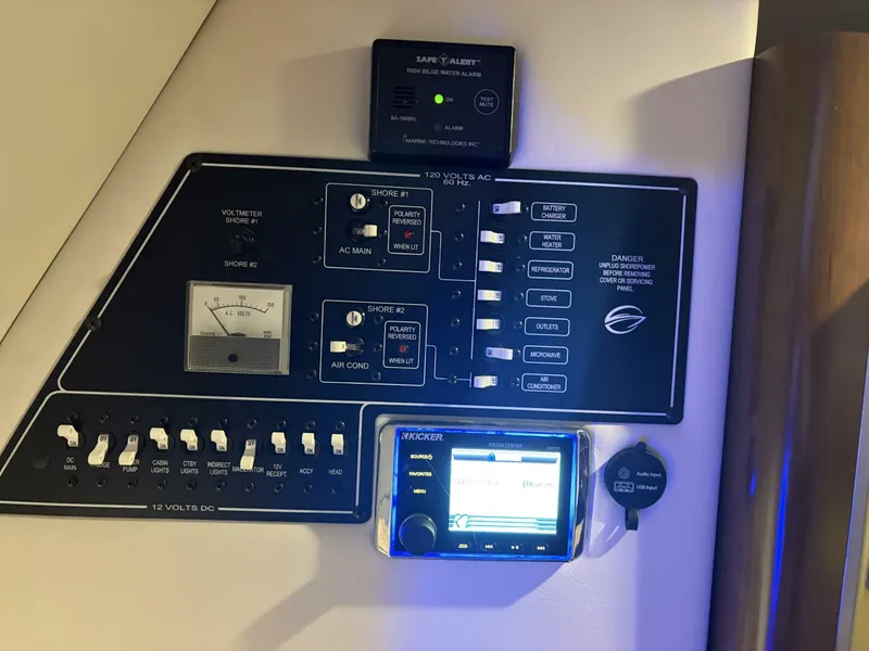 Slide: The Image of Crownline Boats 264 CR 2019 - 33