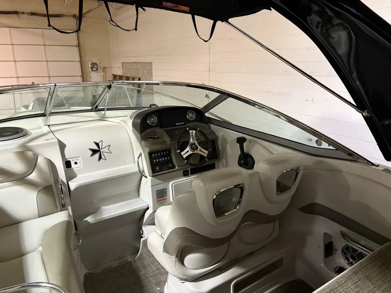 Slide: The Image of Crownline Boats 264 CR 2019 - 8