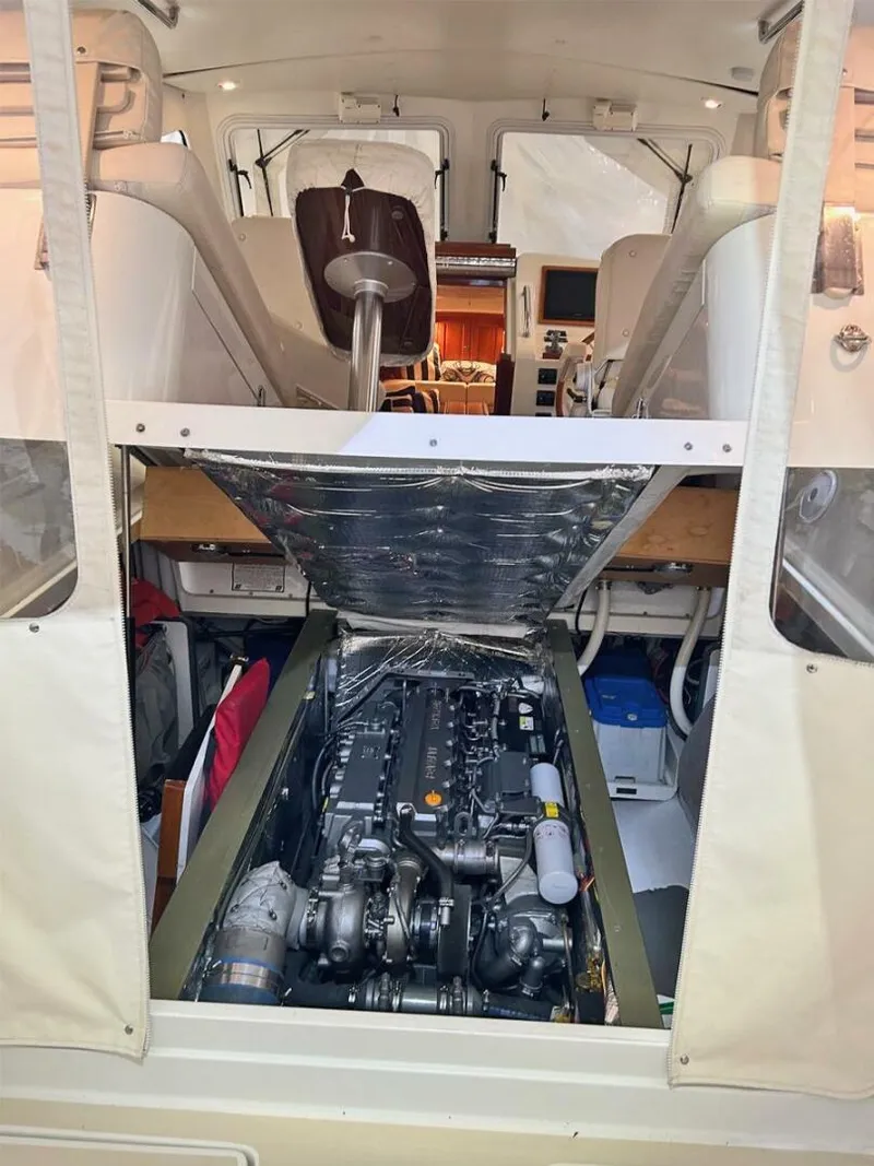 Slide: The Image of MJM 34z Hard Top Express 2007 - 24