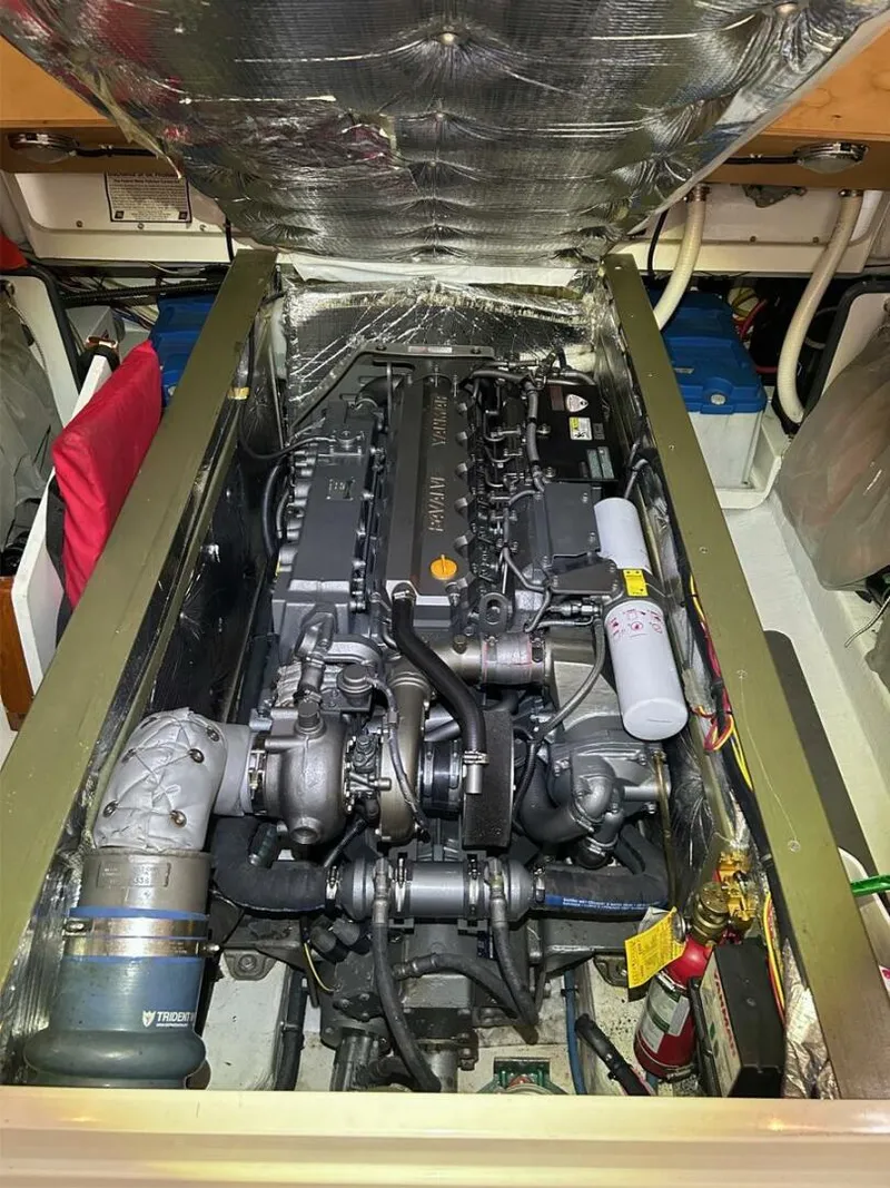 Slide: The Image of MJM 34z Hard Top Express 2007 - 25