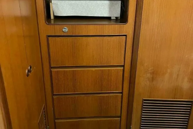 Slide: The Image of Hyatt 51 Aft Cabin MY 1998 - 54