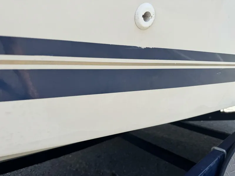 Slide: The Image of Sea Ray 215 Express Cruiser 1999 - 204
