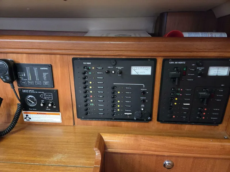 Slide: The Image of Hunter 44 Deck Saloon 2007 - 8