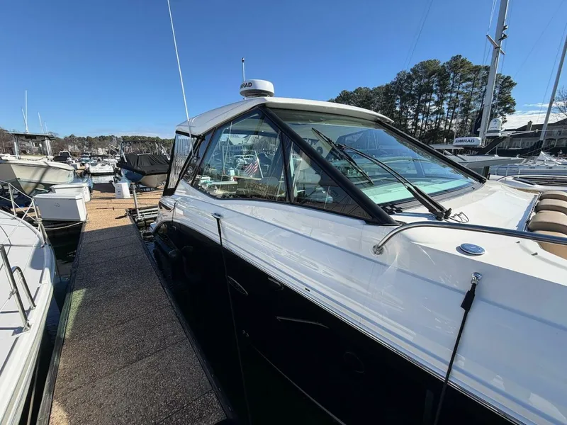 Slide: The Image of Sea Ray 320 Outboard 2023 - 10