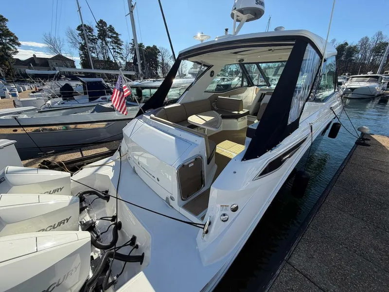 Slide: The Image of Sea Ray 320 Outboard 2023 - 12