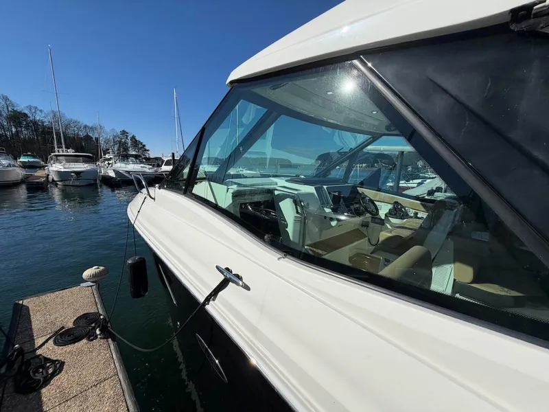 Slide: The Image of Sea Ray 320 Outboard 2023 - 13