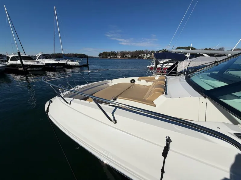 Slide: The Image of Sea Ray 320 Outboard 2023 - 14