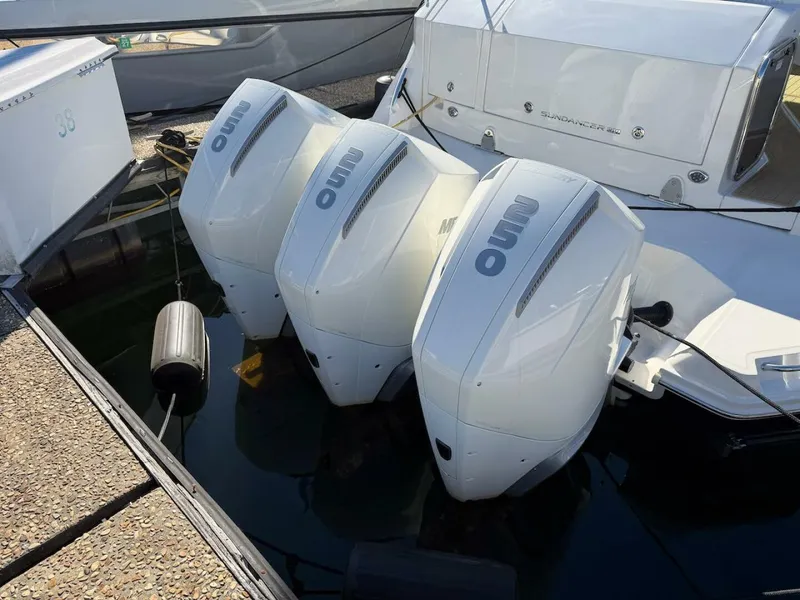 Slide: The Image of Sea Ray 320 Outboard 2023 - 15