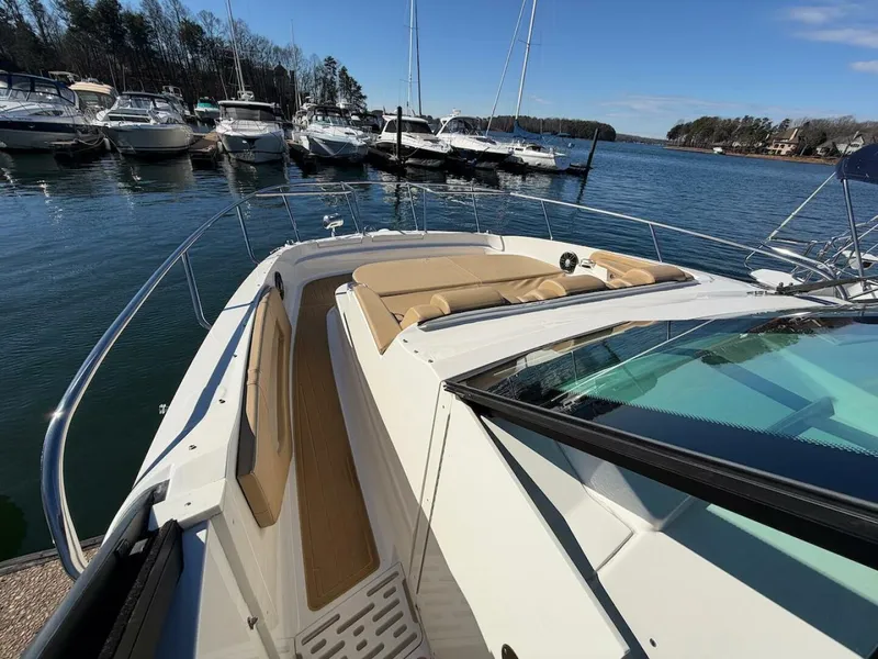 Slide: The Image of Sea Ray 320 Outboard 2023 - 16