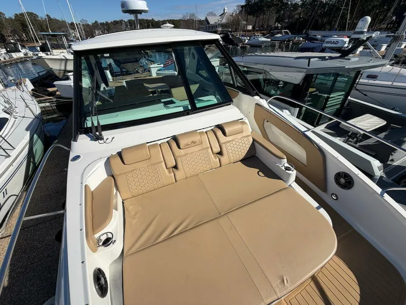Slide: The Image of Sea Ray 320 Outboard 2023 - 17