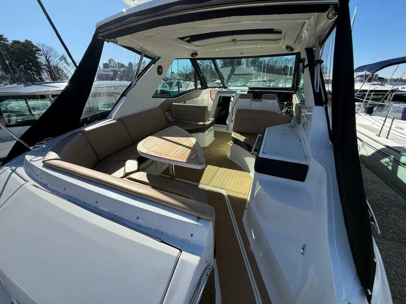 Slide: The Image of Sea Ray 320 Outboard 2023 - 18