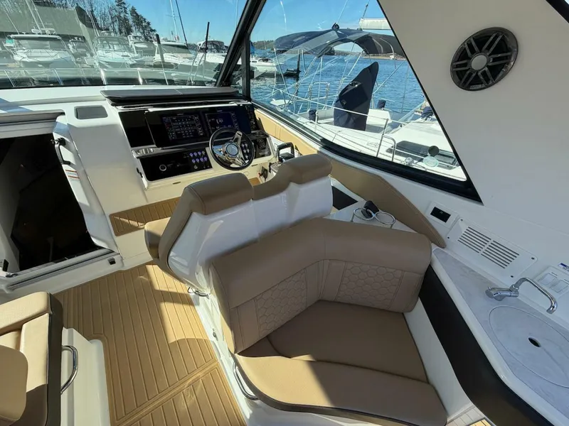 Slide: The Image of Sea Ray 320 Outboard 2023 - 19