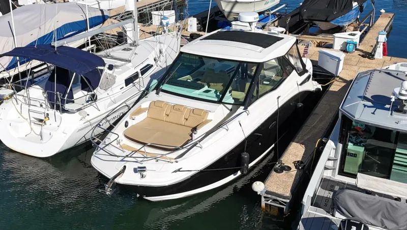 Slide: The Image of Sea Ray 320 Outboard 2023 - 2