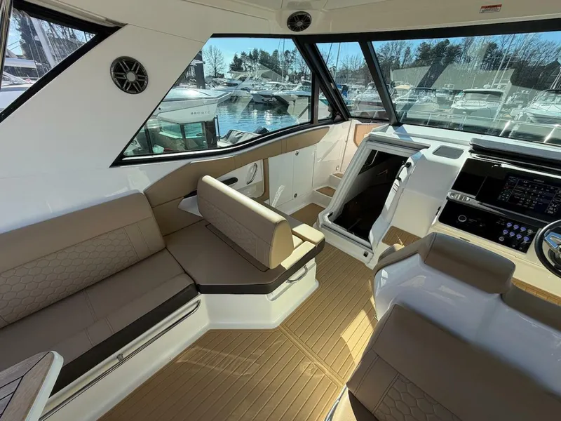 Slide: The Image of Sea Ray 320 Outboard 2023 - 20