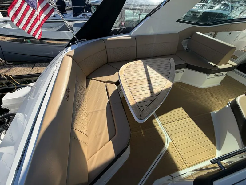 Slide: The Image of Sea Ray 320 Outboard 2023 - 21