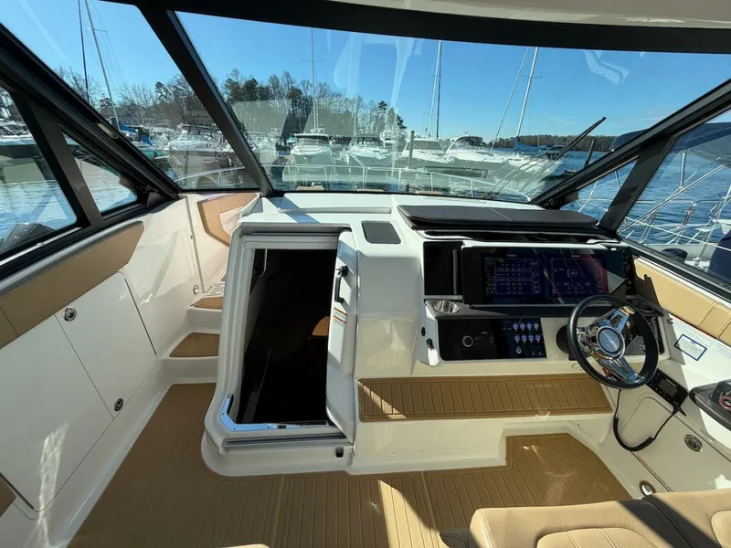 Slide: The Image of Sea Ray 320 Outboard 2023 - 22