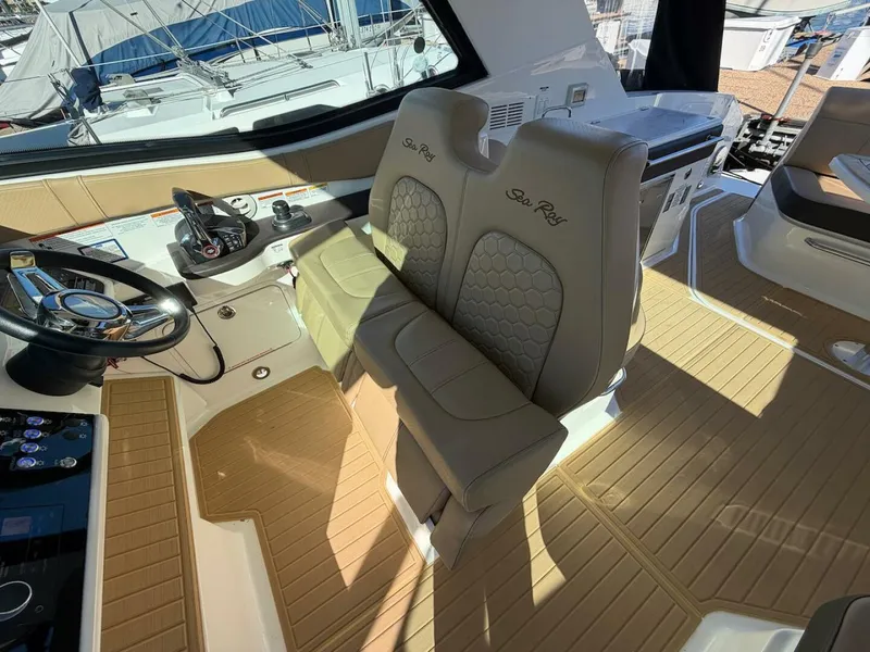 Slide: The Image of Sea Ray 320 Outboard 2023 - 25