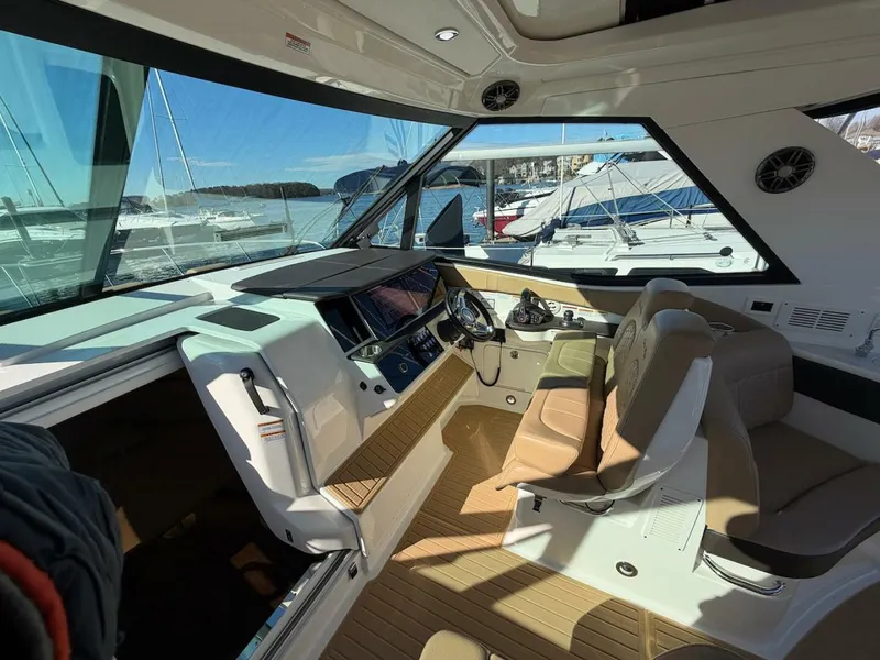 Slide: The Image of Sea Ray 320 Outboard 2023 - 26