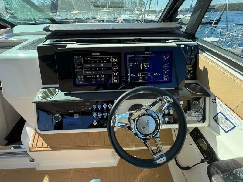 Slide: The Image of Sea Ray 320 Outboard 2023 - 28