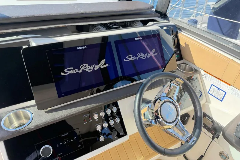 Slide: The Image of Sea Ray 320 Outboard 2023 - 29